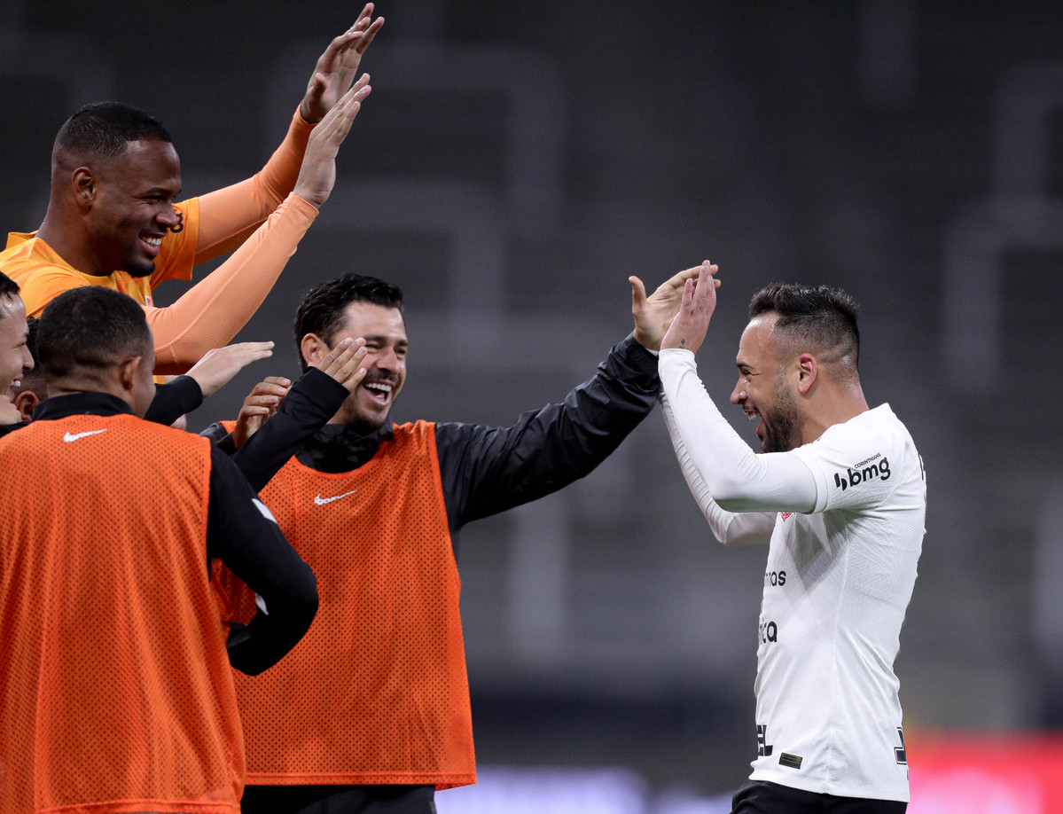 Expulso no clássico, Maykon ganha apoio do técnico Vanderlei Luxemburgo no Corinthians
