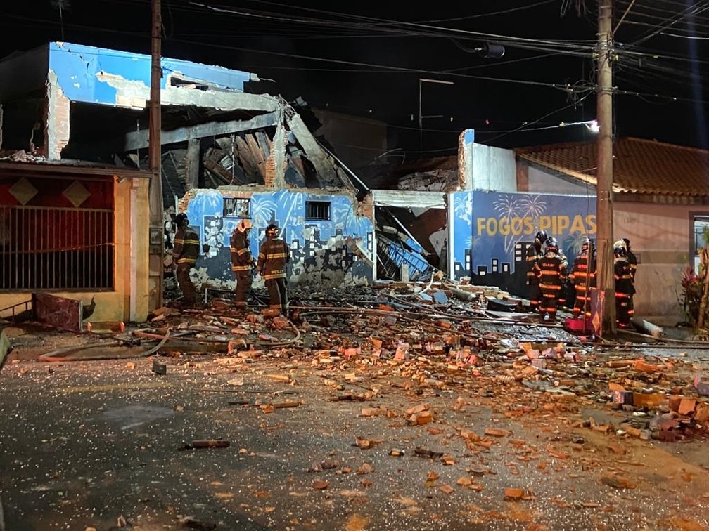 Ferido em incêndio em loja de fogos tentou se esconder em banheiro
