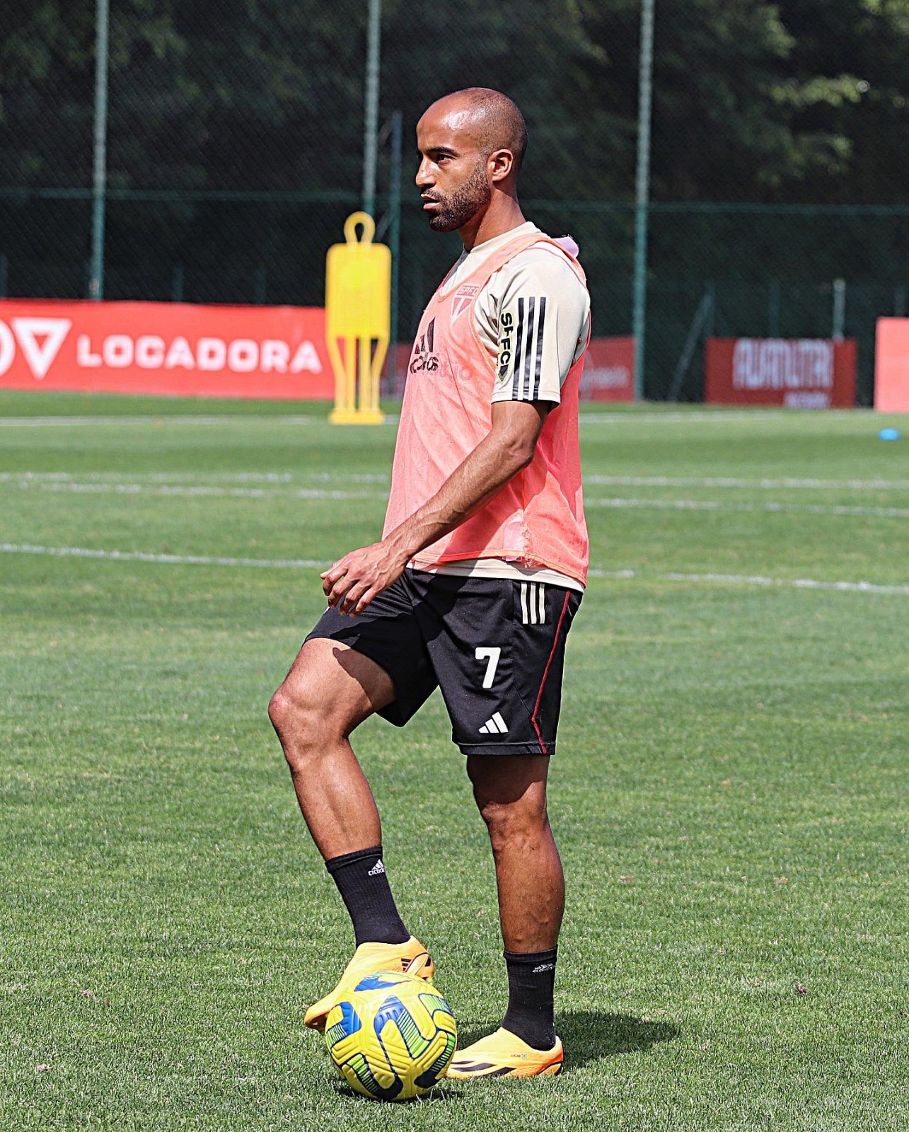 Lucas Moura enaltece James Rodríguez no São Paulo após pênalti perdido pelo colombiano