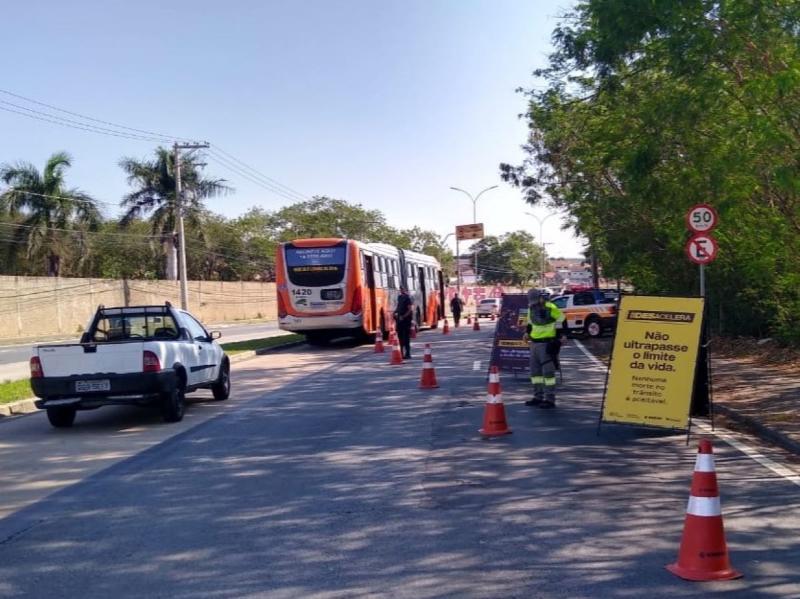 Campanha da Emdec aplica 90 multas em motociclistas na Avenida Ruy Rodrigues