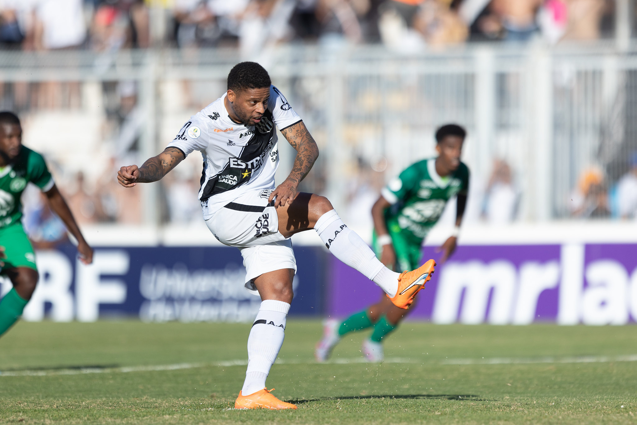 Ponte Preta confirma rescisão de contrato com atacante André