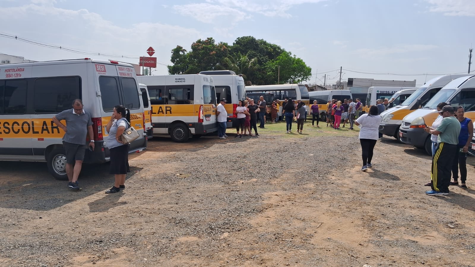 Trabalhadores escolares fazem protesto contra  Detran em Hortolândia