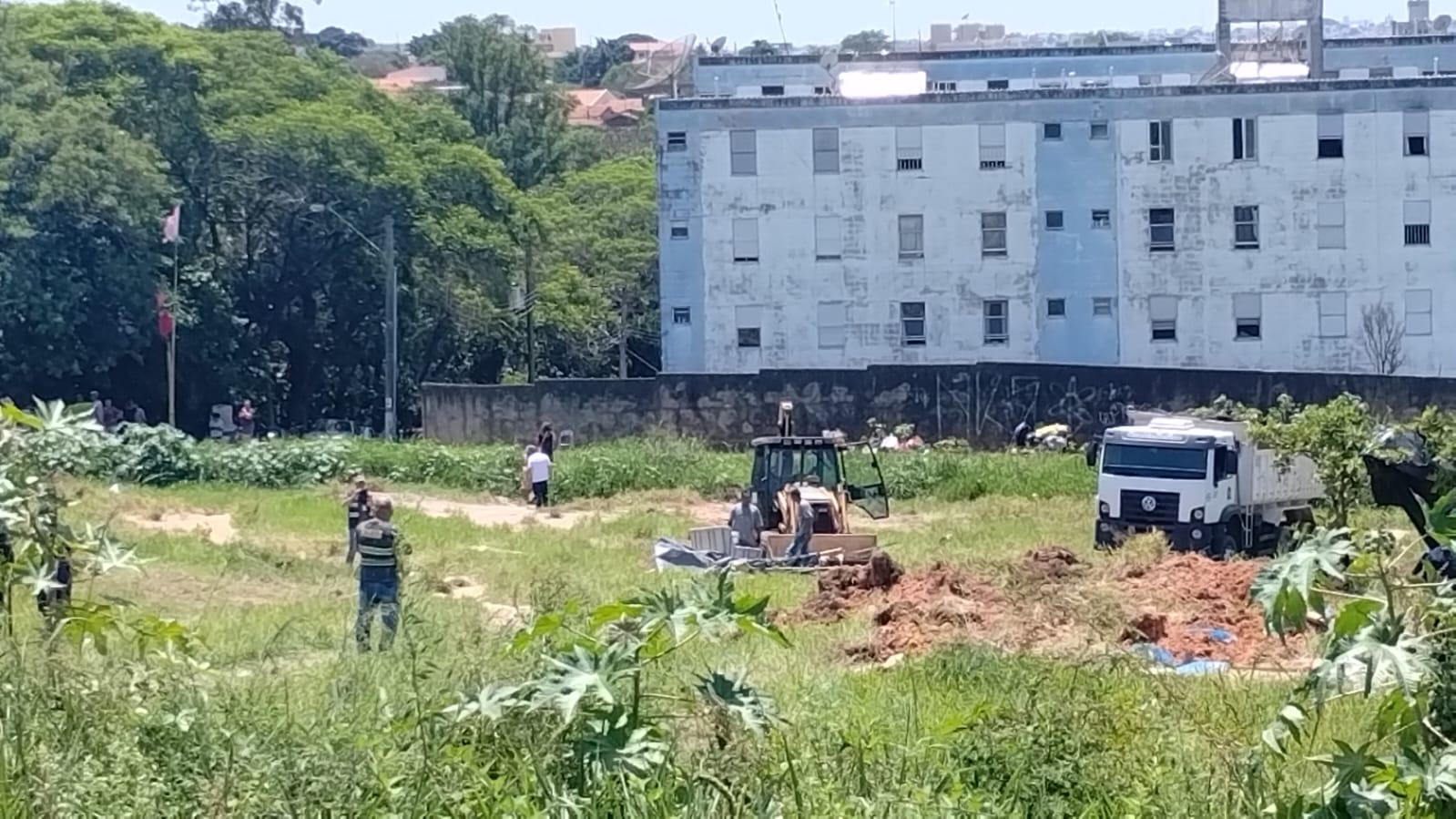 Área particular no DIC I com 20 pessoas é desocupada pela Prefeitura