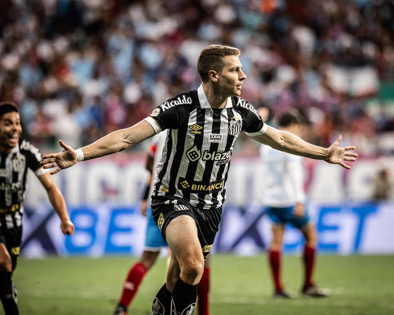 Atacante Júlio Furch vira esperança de gols do Santos contra o Flamengo