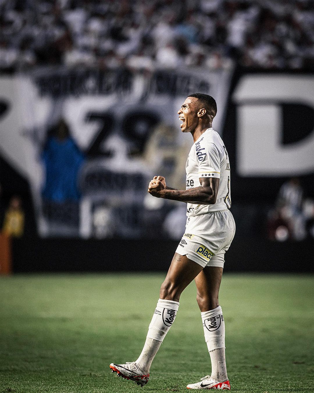 Capitão do time, volante Jean Lucas elogia postura da torcida do Santos
