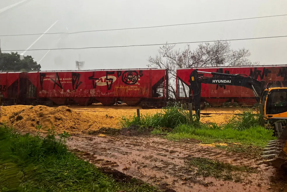 Carga de milho de trem parado no Bonfim é espalhada por vândalos