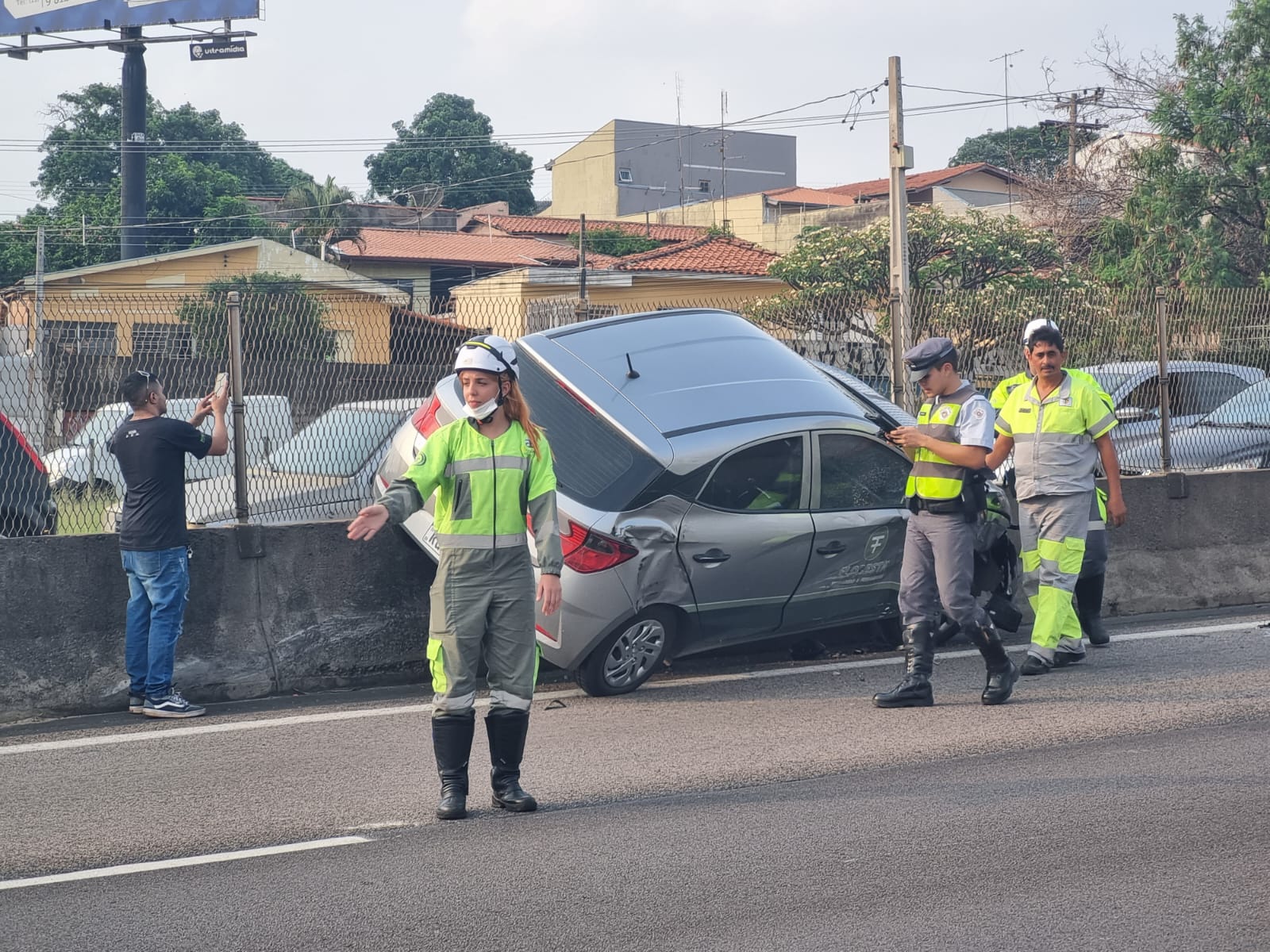 Carro é prensado por betoneira na Rodovia Santos Dumont, em Campinas