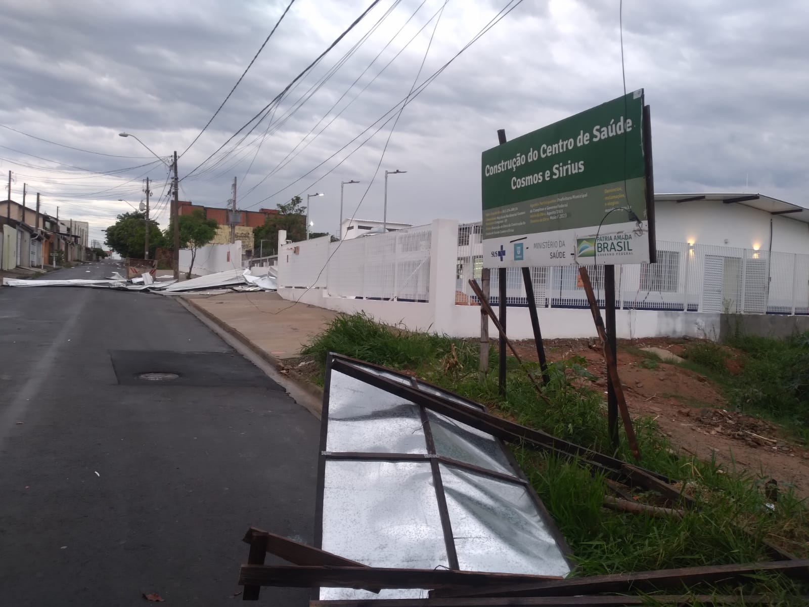 Chuva destelha centro de saúde em construção e derruba árvores em Campinas