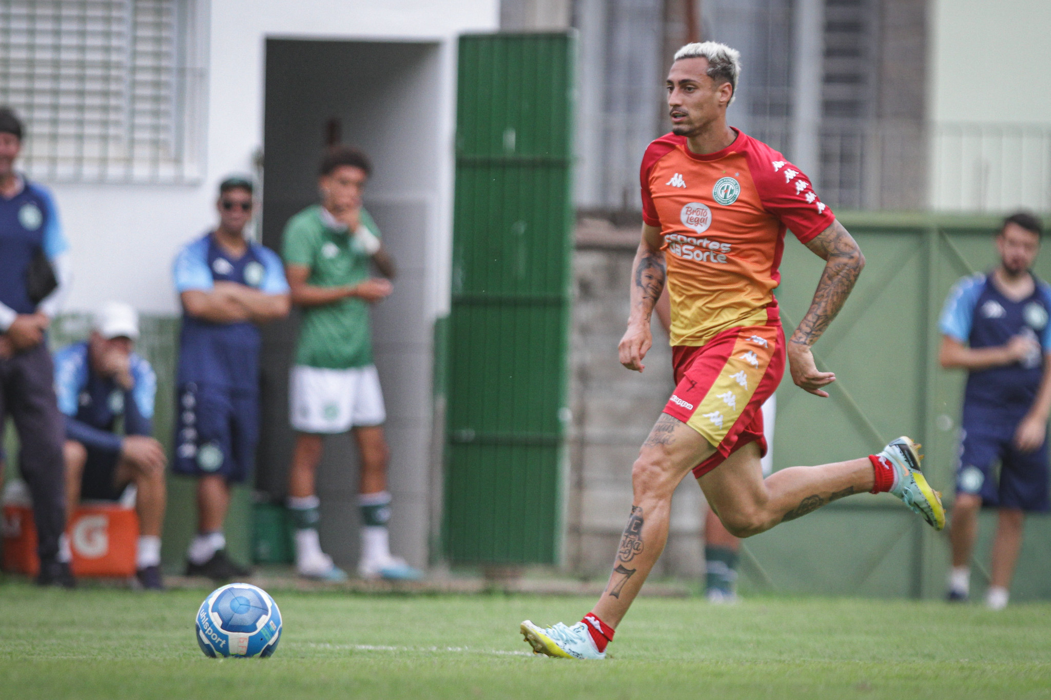 Com dois jogos seguidos fora de casa, Derek afirma: “Foco direto no Vitória”