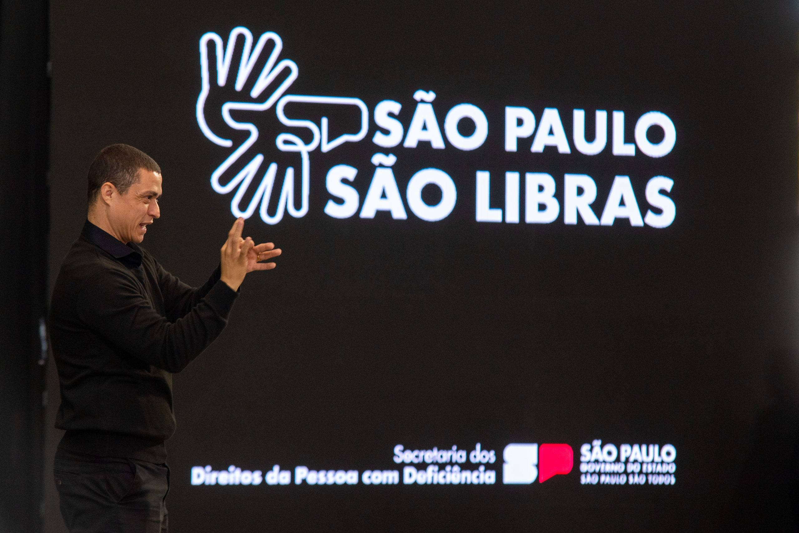 Delegacias passam a atender com intérprete de libras