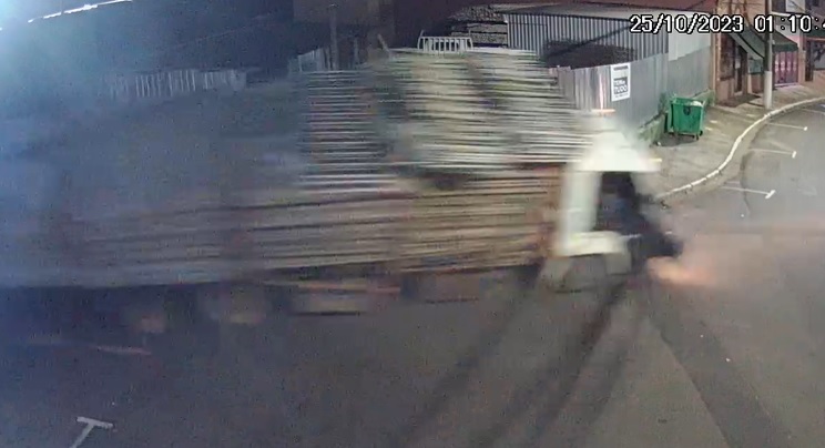 Dois morrem após caminhão perder controle e tombar em Águas de S. Pedro