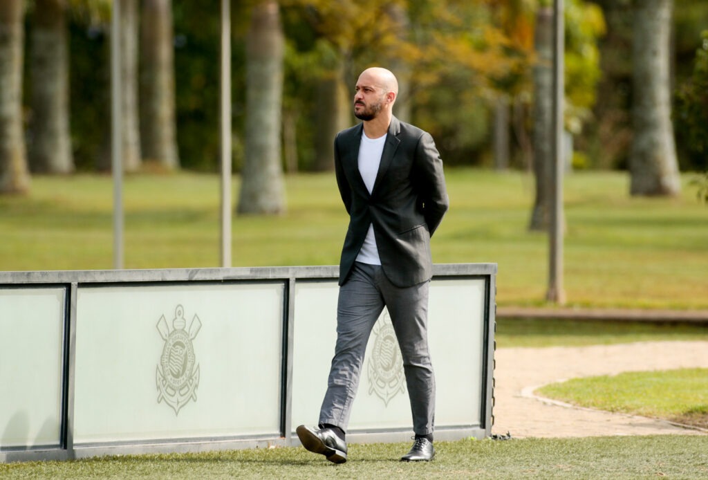 Em processo de reformulação, ex-lateral Alessandro vai deixar o Corinthians