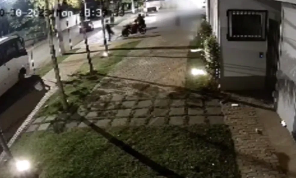 Homem é baleado por criminosos após reagir assalto