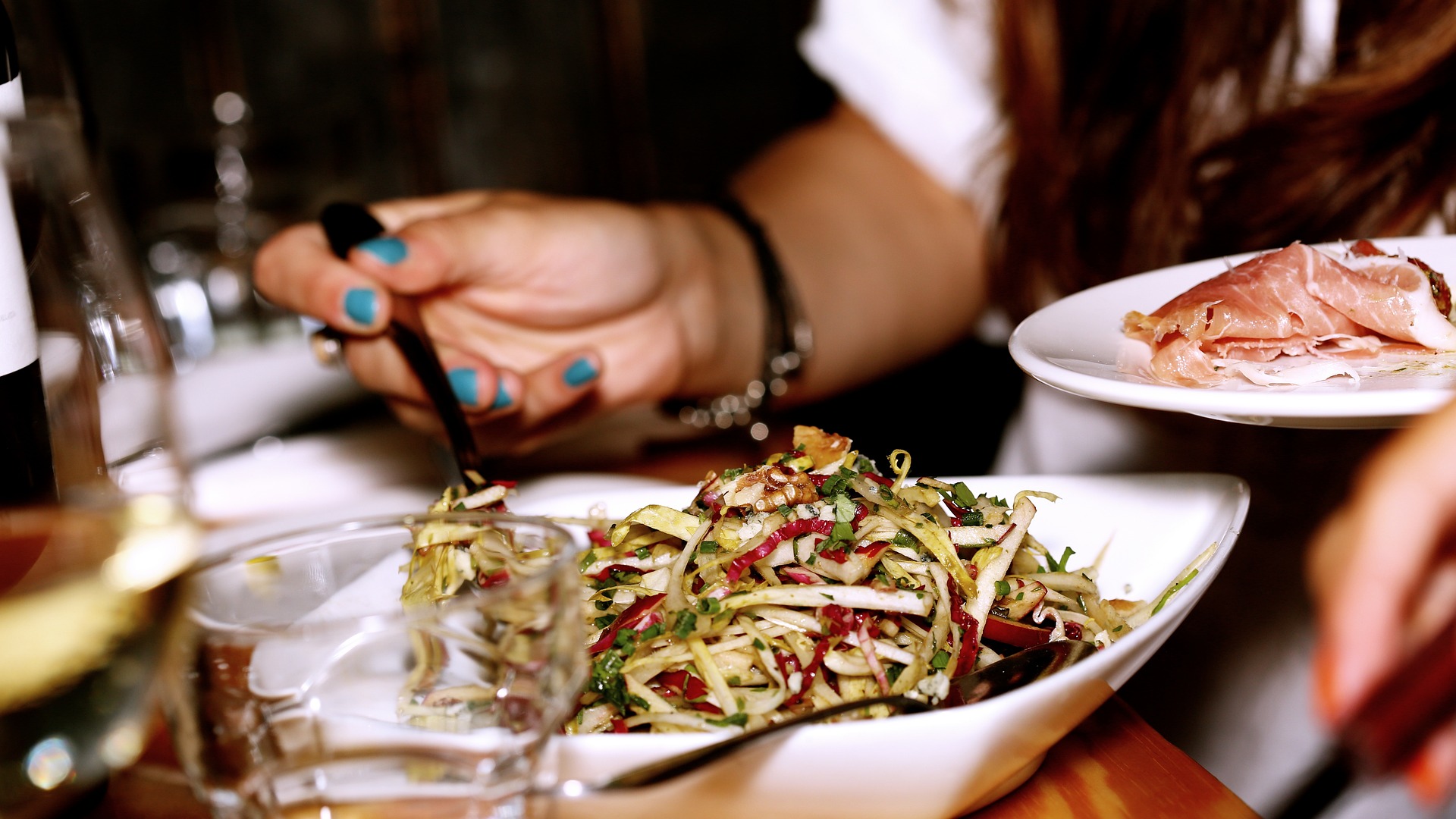 Clientes priorizam limpeza, atendimento e ambiente em restaurantes