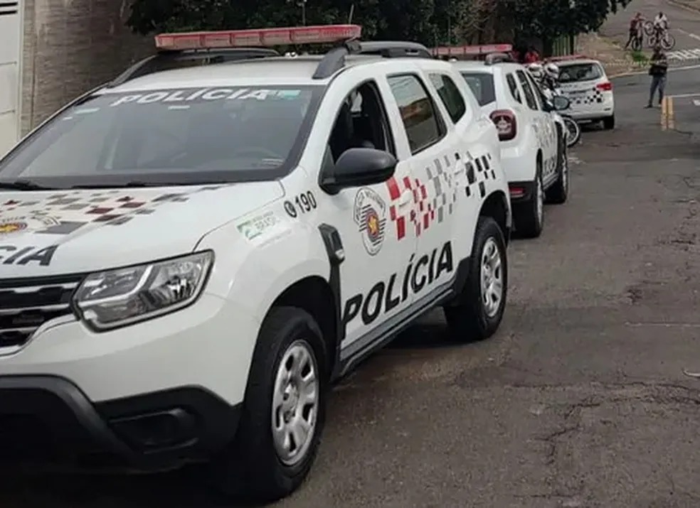 Mulher leva dois tiros de ex-companheiro; atirador tem prisão decretada