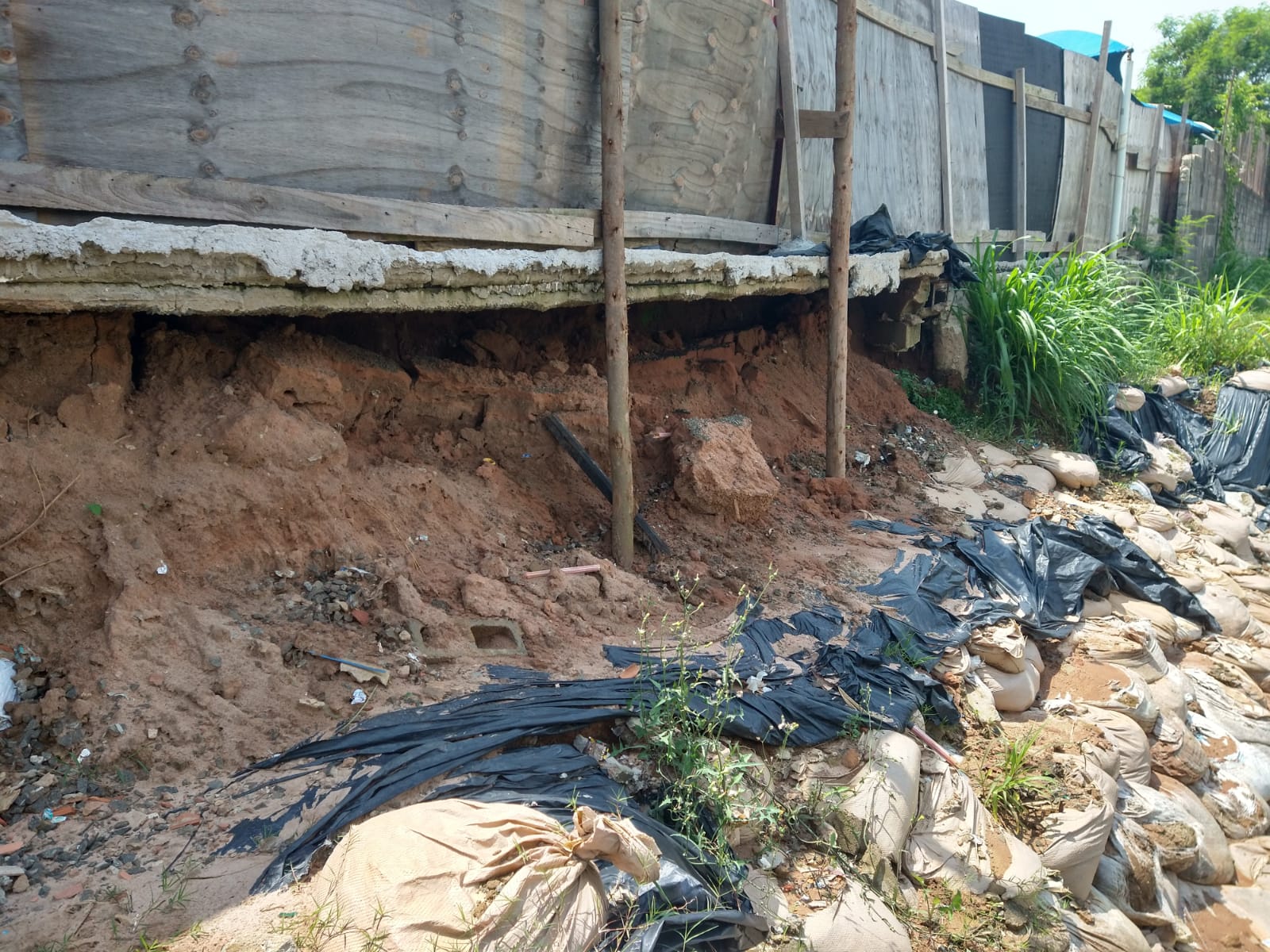Muro da escola corre risco de cair e preocupa pais de alunos em Campinas