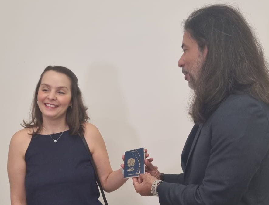 PF de Campinas entrega primeiro passaporte do novo modelo no Brasil