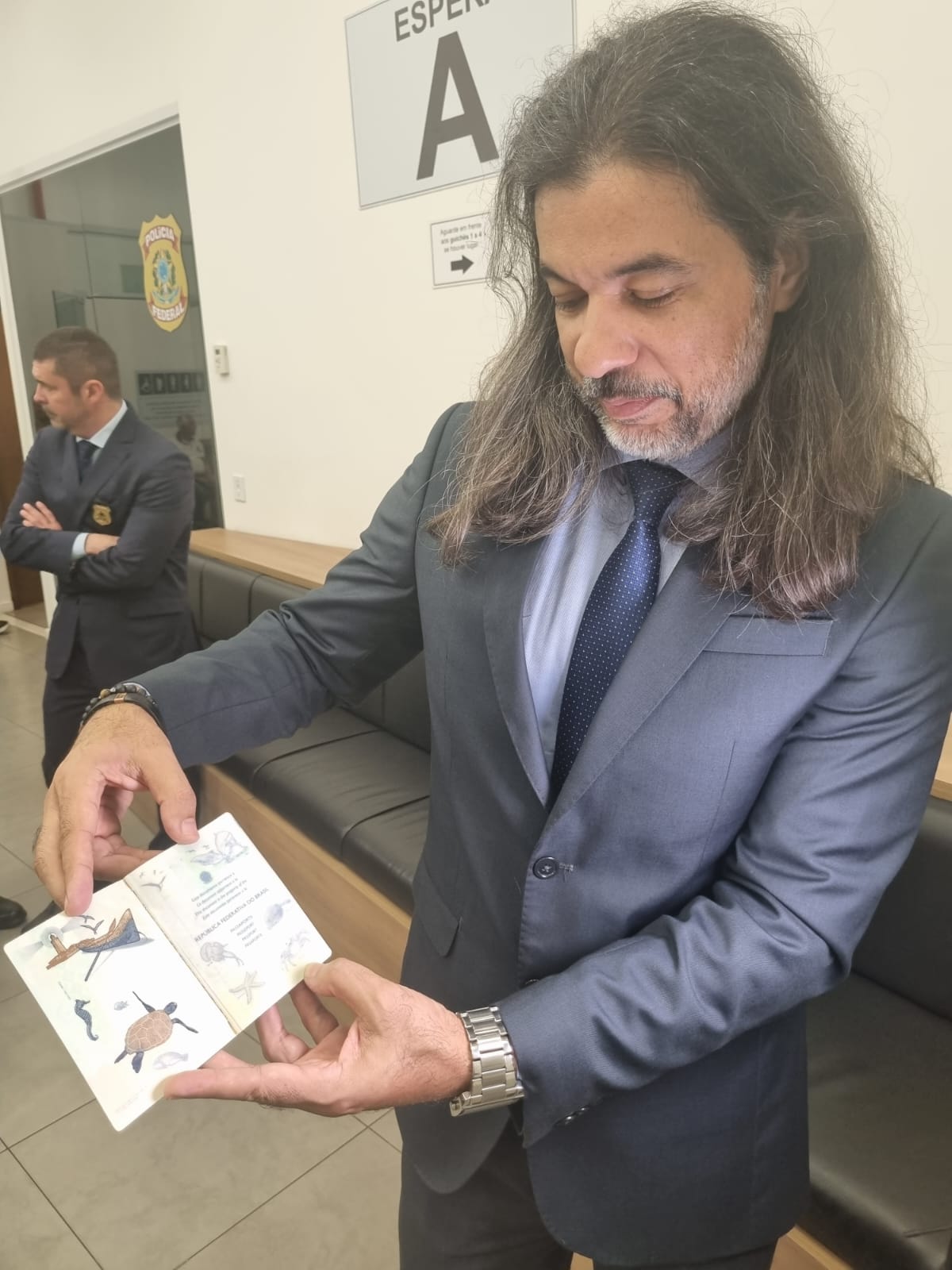 PF de Campinas entrega primeiro passaporte do novo modelo no Brasil