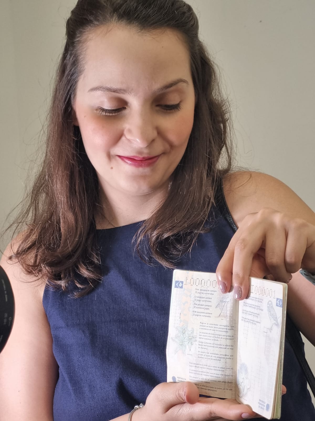 PF de Campinas entrega primeiro passaporte do novo modelo no Brasil