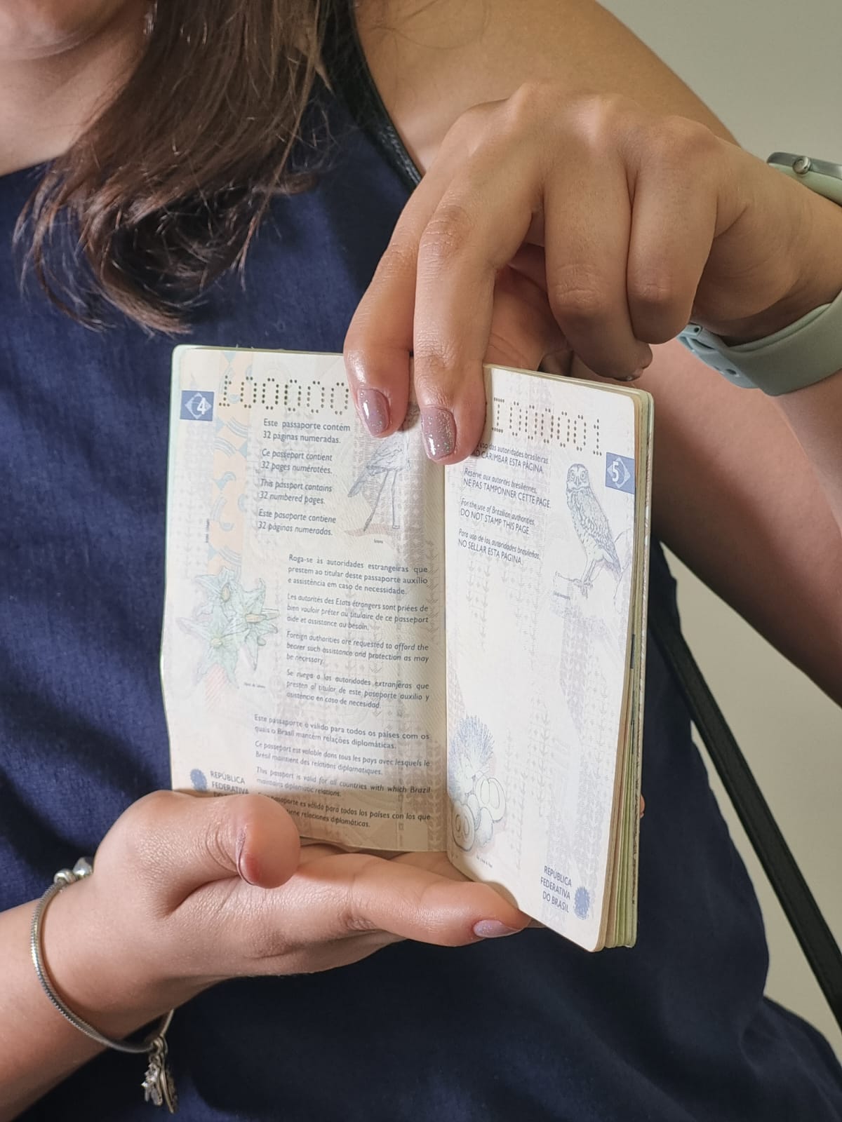 PF de Campinas entrega primeiro passaporte do novo modelo no Brasil