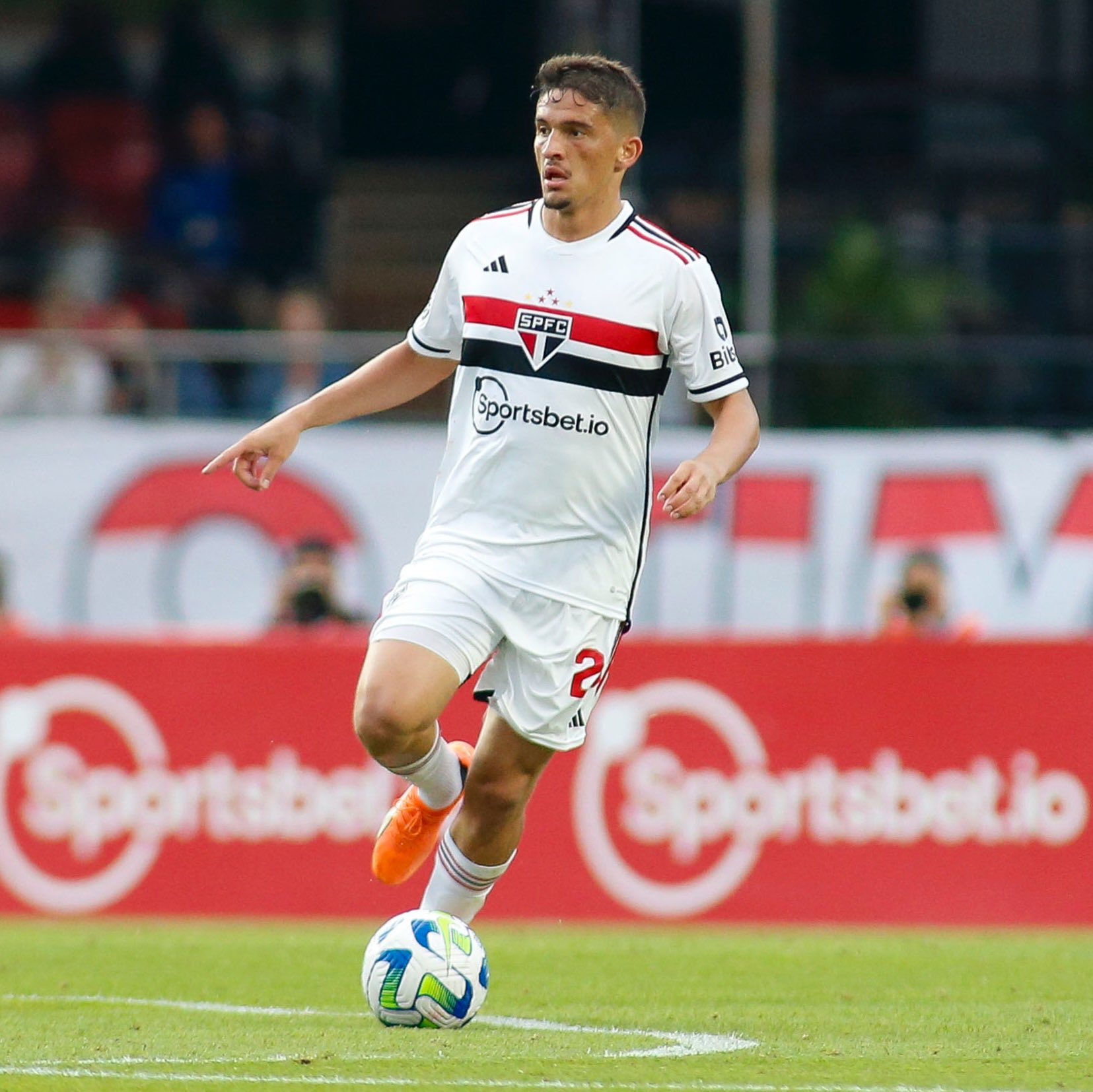 São Paulo tenta esquecer goleada e pensa no Athletico-PR