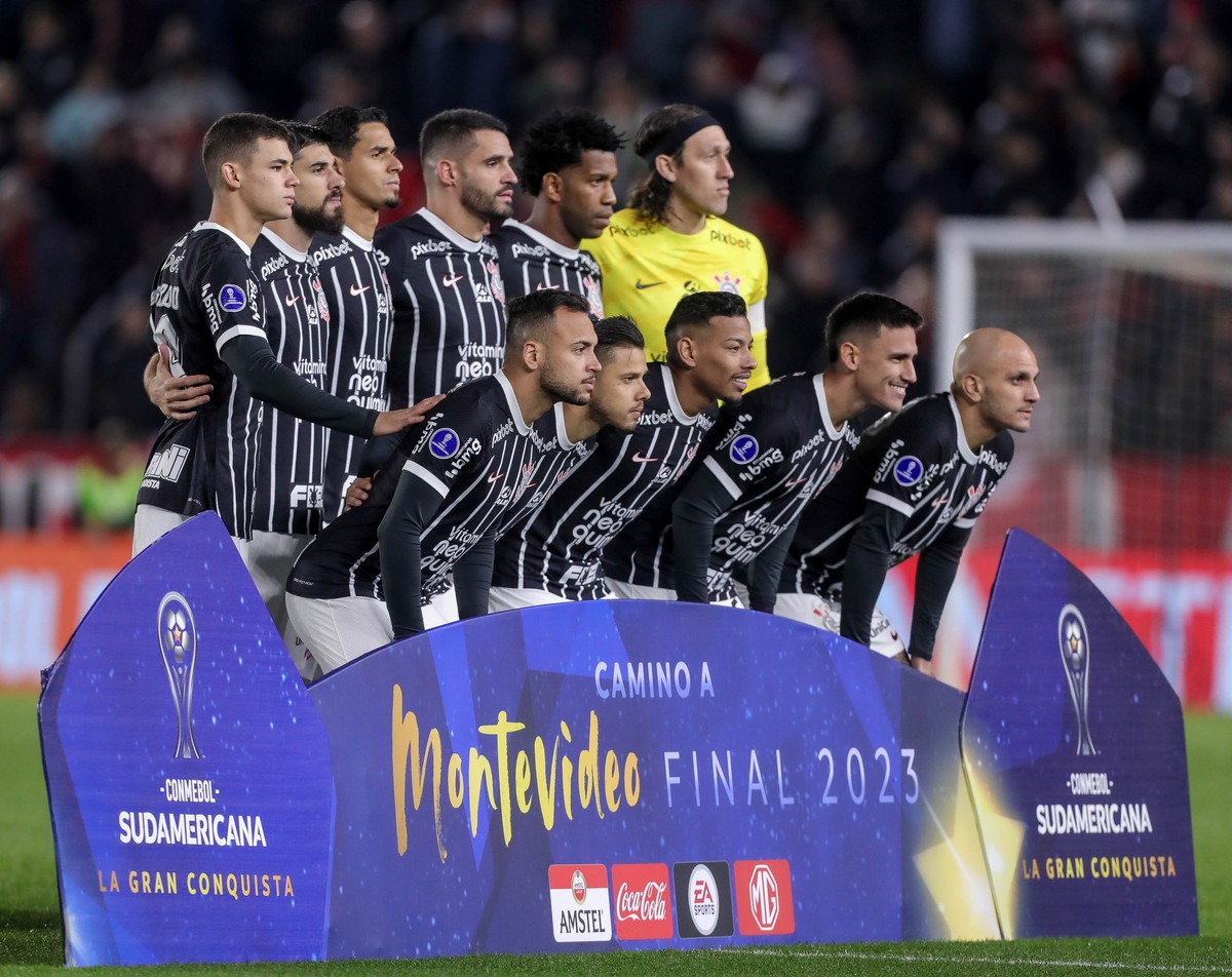 Sob a batuta de Mano Menezes, Corinthians decide vaga para final da Sul-Americana contra o Fortaleza