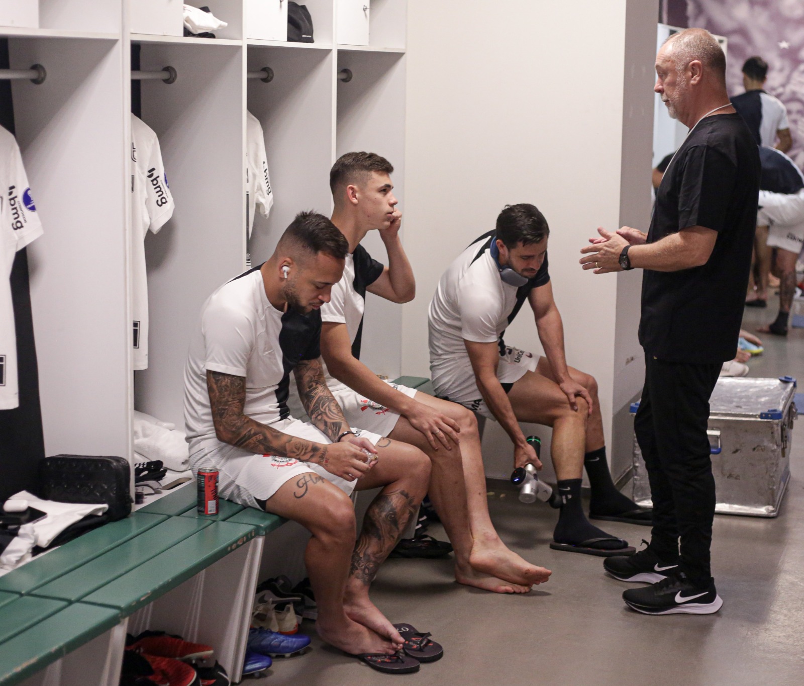 Técnico Mano Menezes exige maior dedicação dos jogadores do Corinthians