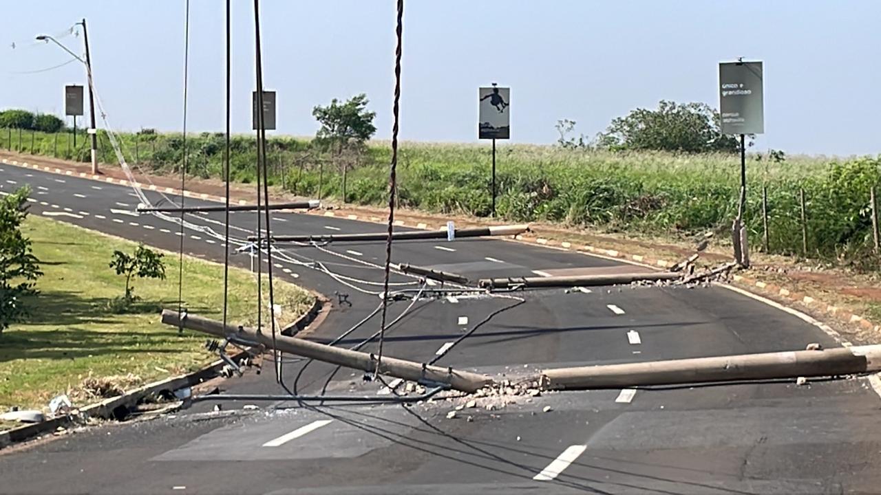 Acidente na Avenida Guilherme Campos termina com quatro postes derrubados