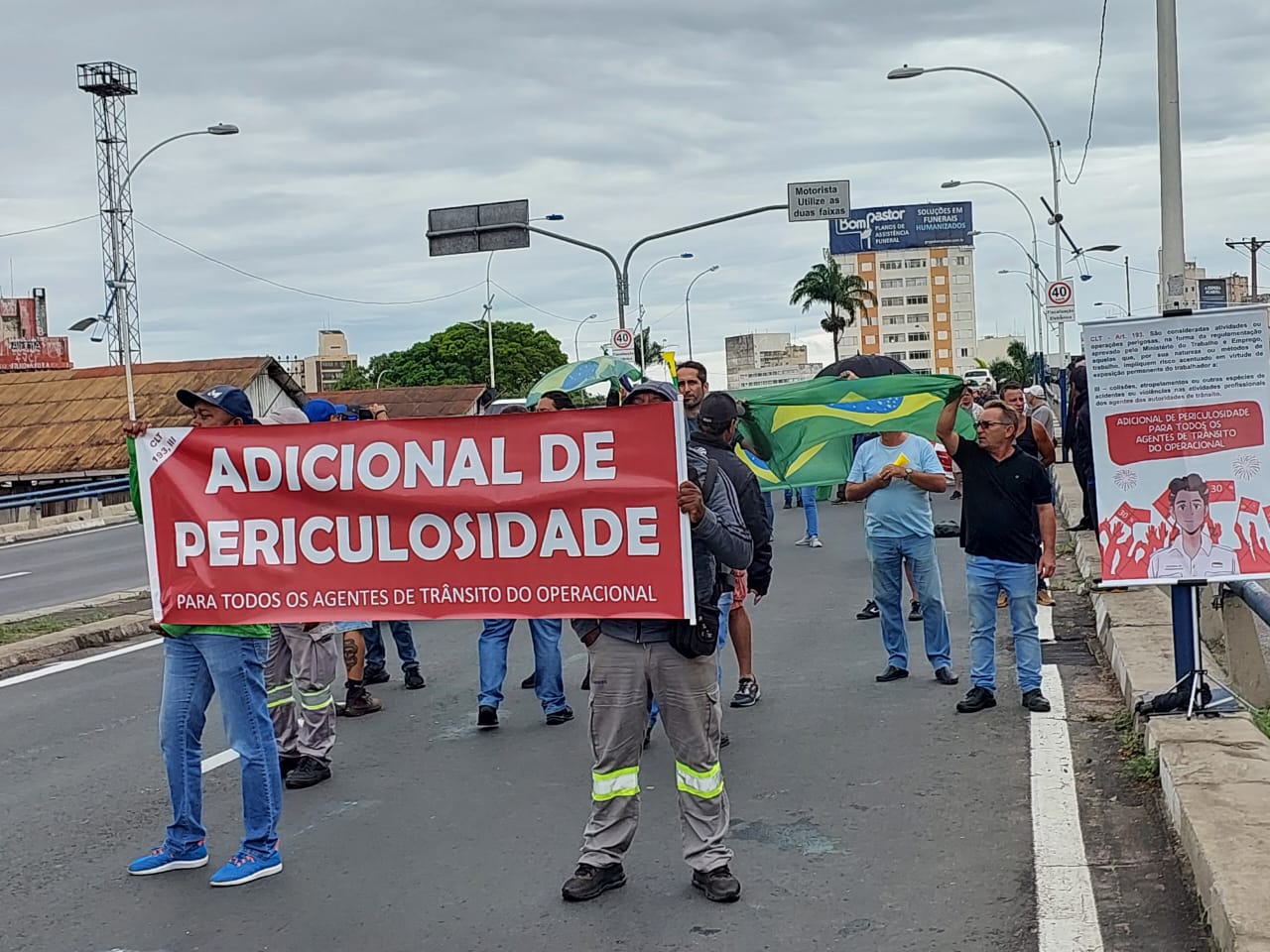 Amarelinhos fazem protesto no Viaduto Cury pedindo pagamento de periculosidade