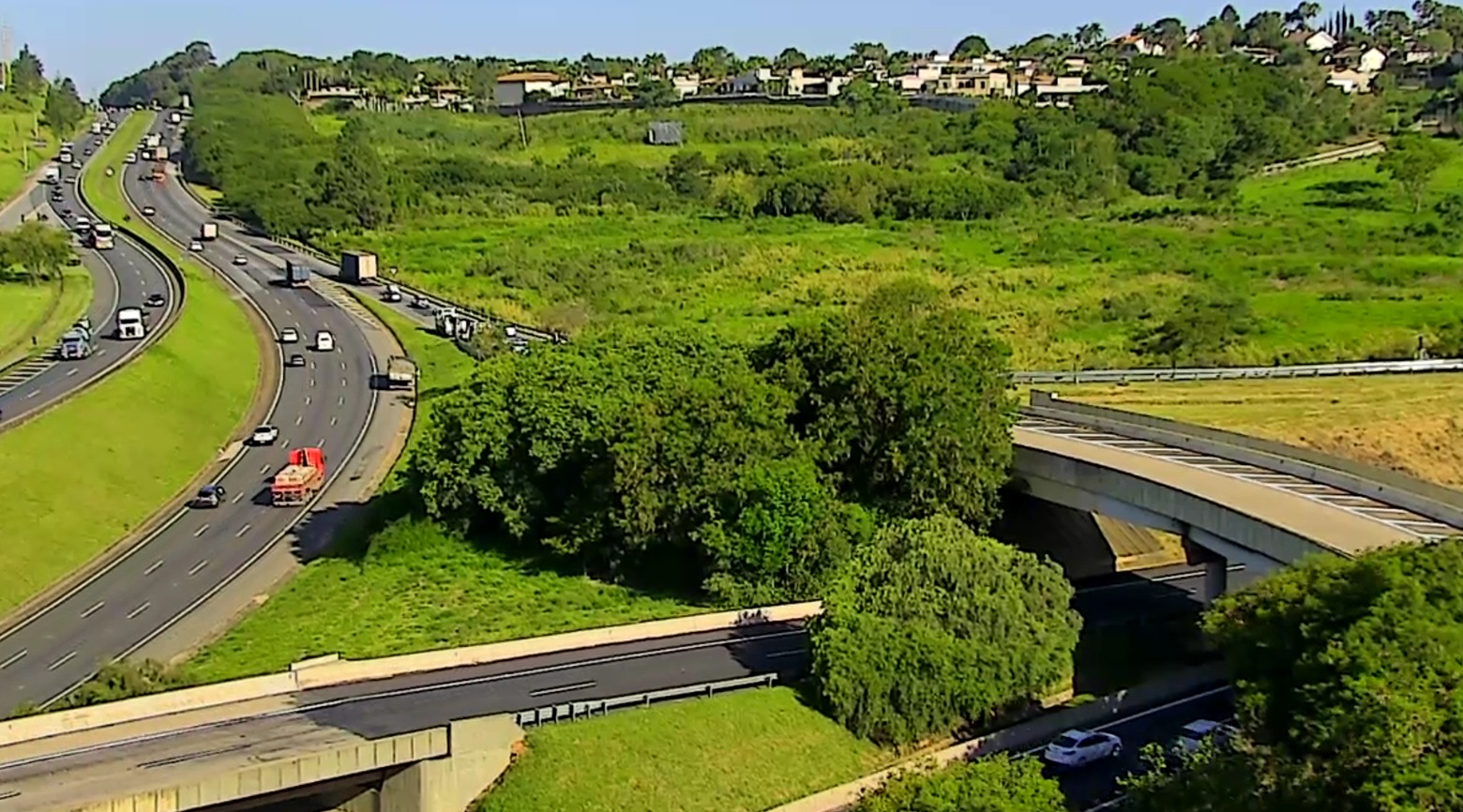 Caminhão com carga de recicláveis tomba na alça de acesso à D. Pedro, em Campinas 