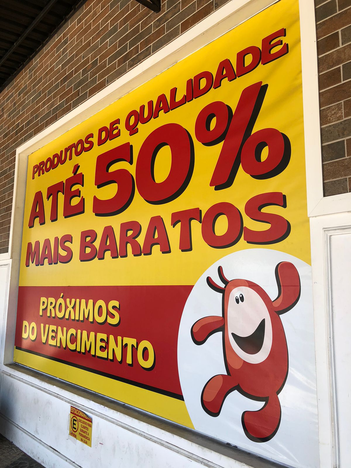 Consumidores procuram produtos perto do vencimento como alternativa para economizar