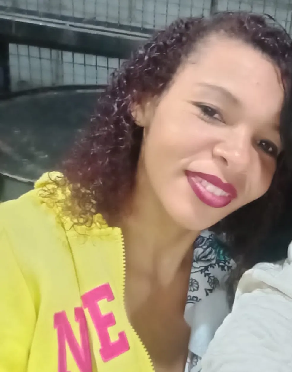 Homem disse que mulher caiu da cama, mas filho denuncia agressões