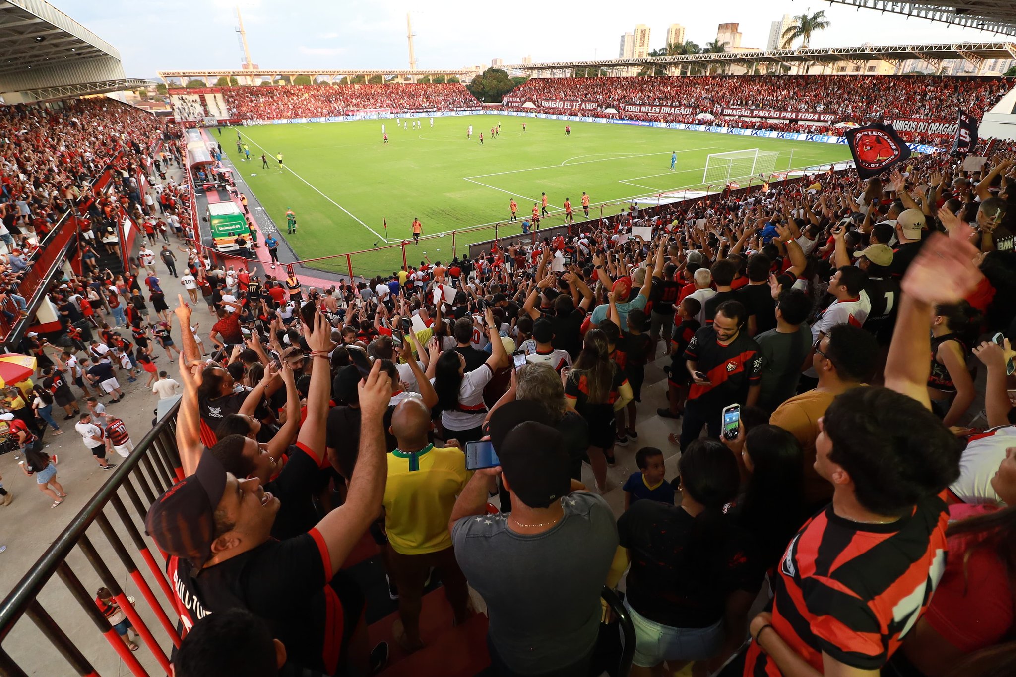 Guarani perde em Goiânia e vê Atlético-GO comemorar o acesso