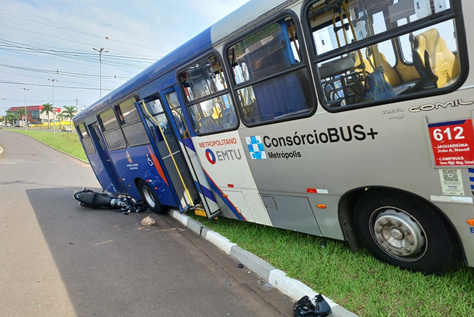 Motociclista é socorrido em estado grave após ser atropelado por ônibus