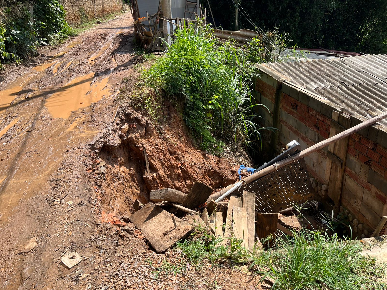 Parte de barranco desaba e preocupa moradores do Recanto dos Dourados