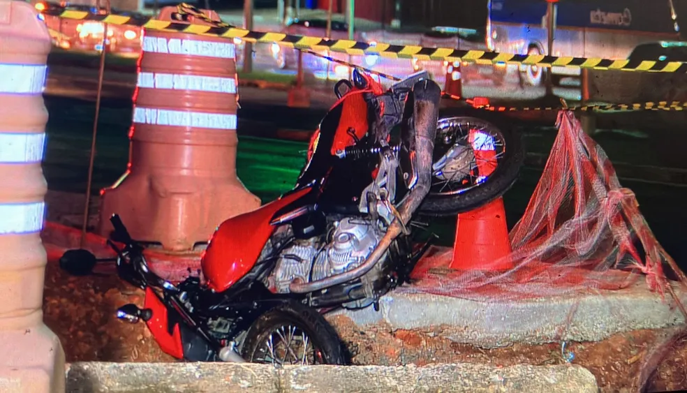 Homem com moto roubada é preso após cair em buraco da obra do BRT