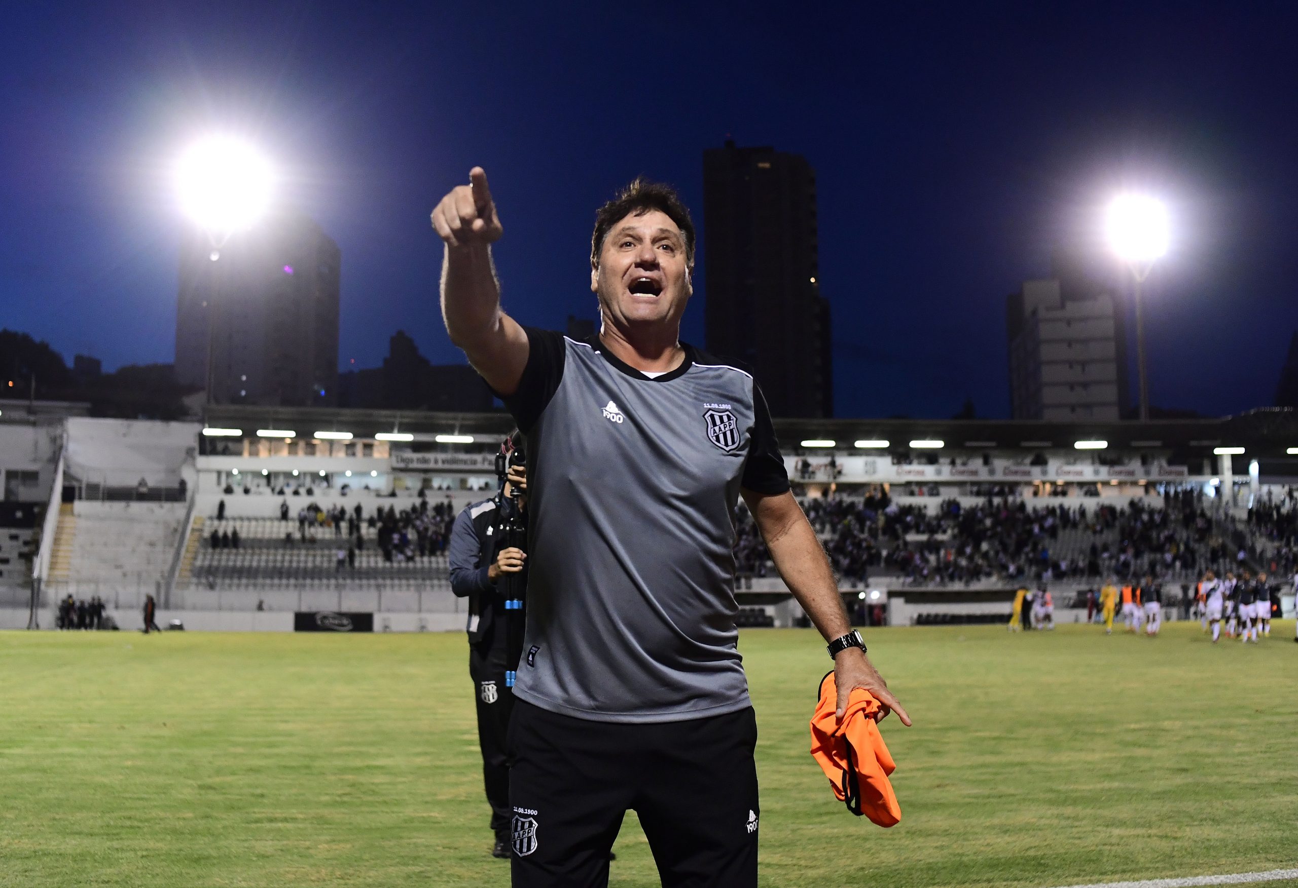 Ponte Preta vence CRB e espanta rebaixamento para Série C