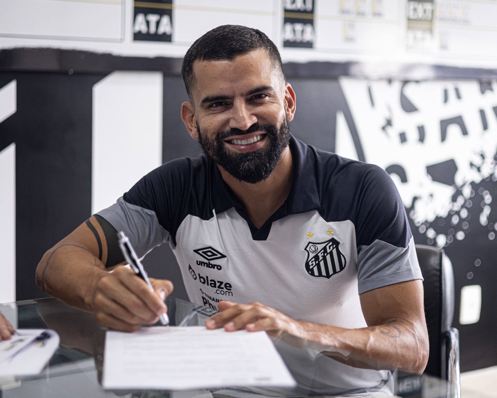 Referência no meio-campo, Tomaz Ríncon pode desfalcar o Santos contra o Botafogo-RJ