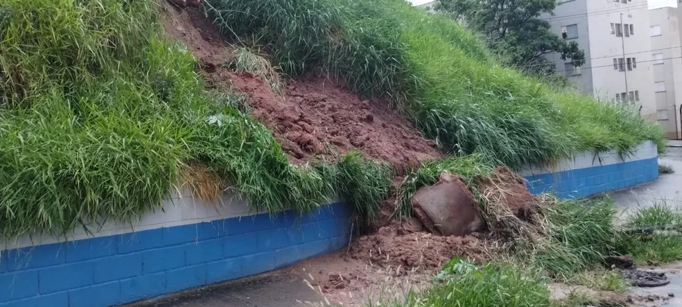 Talude desaba e derruba muro no Jardim Yeda, em Campinas