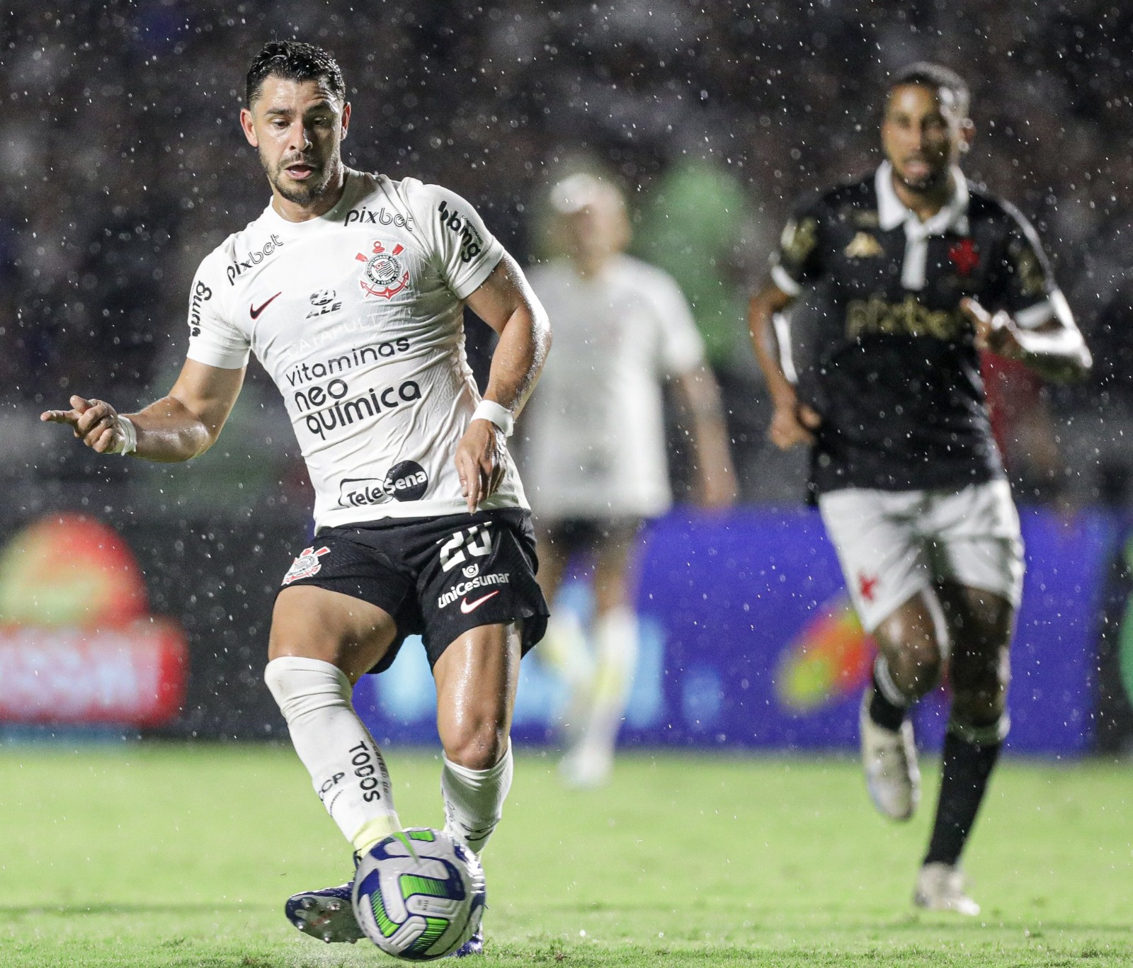 Técnico Mano Menezes respira aliviado com virada do Corinthians em São Januário