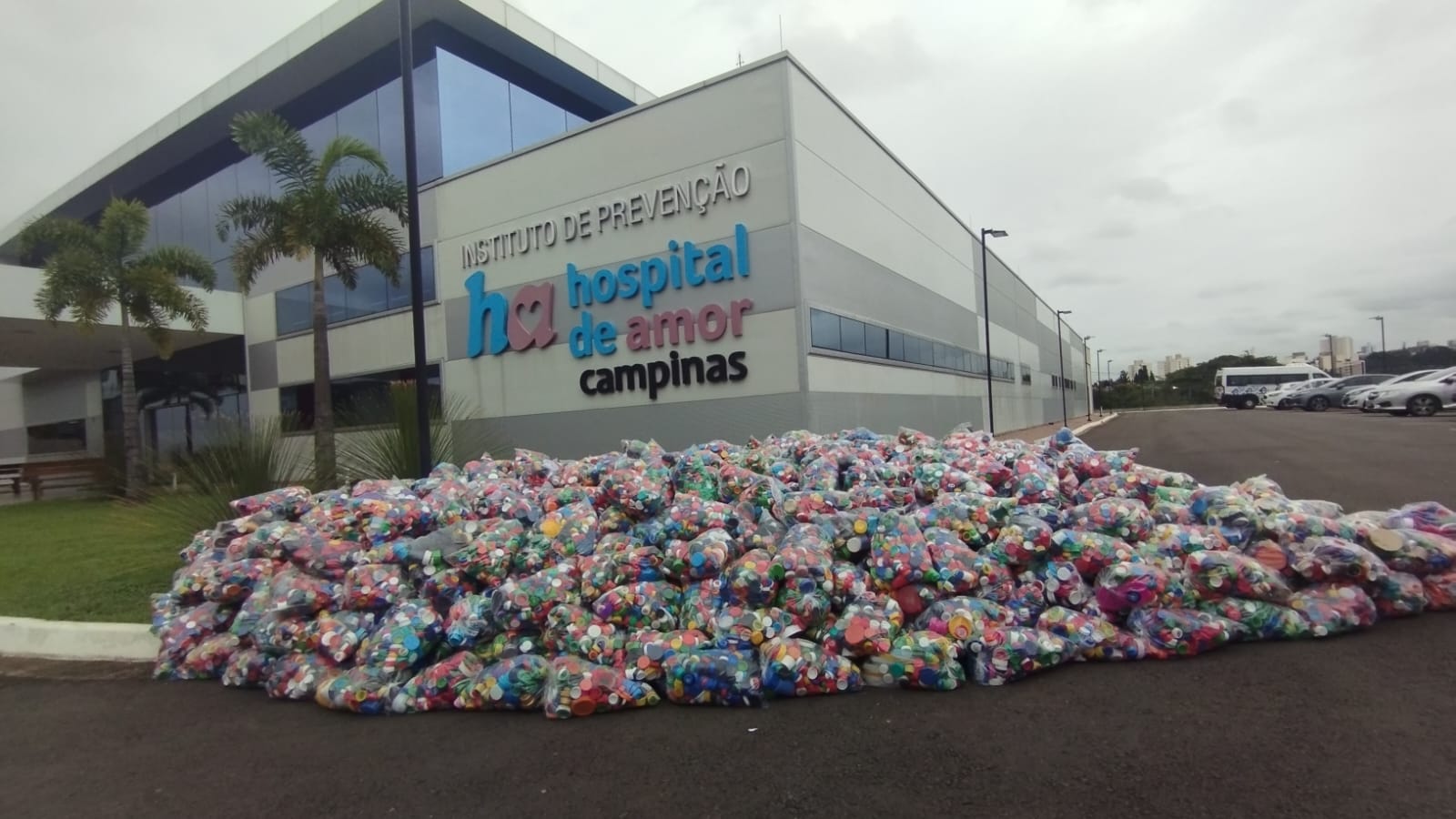 Voluntários arrecadam mais de 1 milhão de tampinhas plásticas