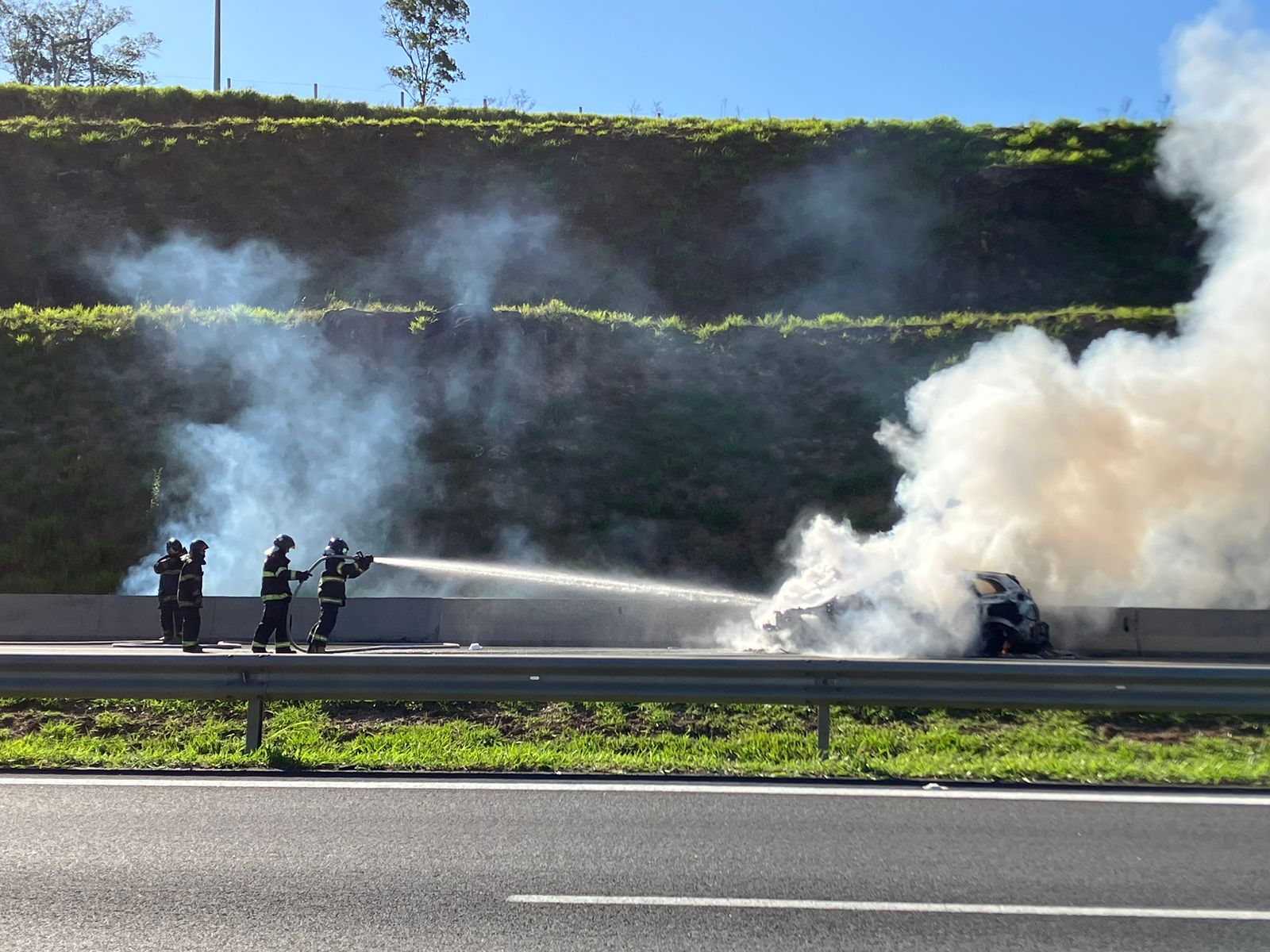 Acidente e carro em chamas complicam tráfego no Anel Viário Magalhães Teixeira 