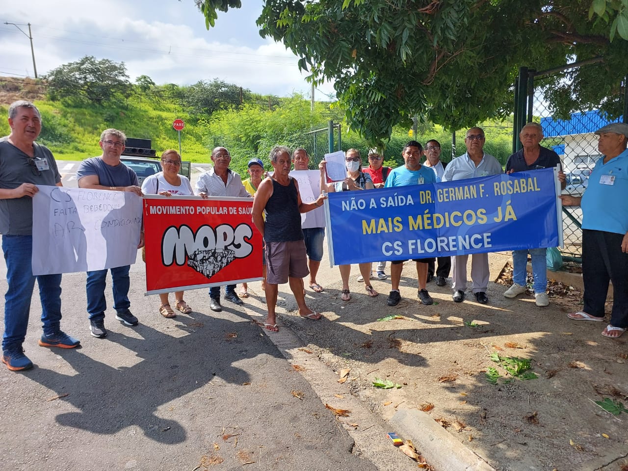 Usuários do CS Jardim Florence fazem protesto após saída de médico