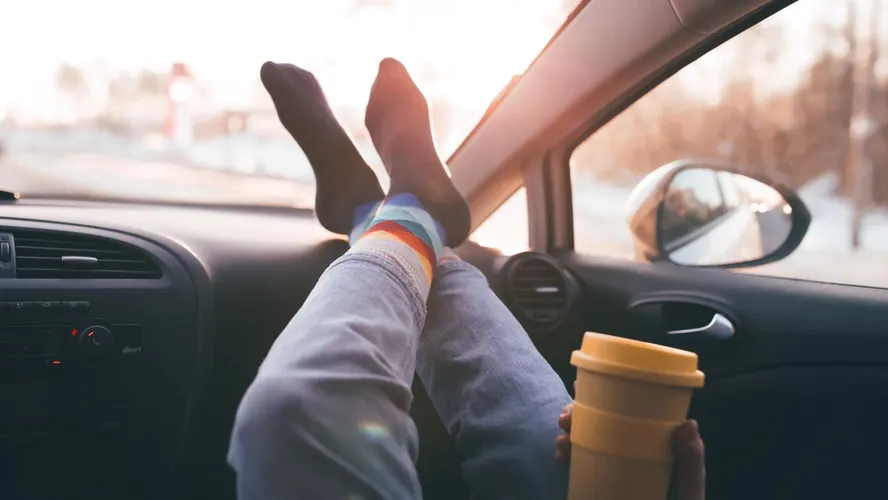 Apoiar os pés no painel do carro pode causar danos irreversíveis; entenda