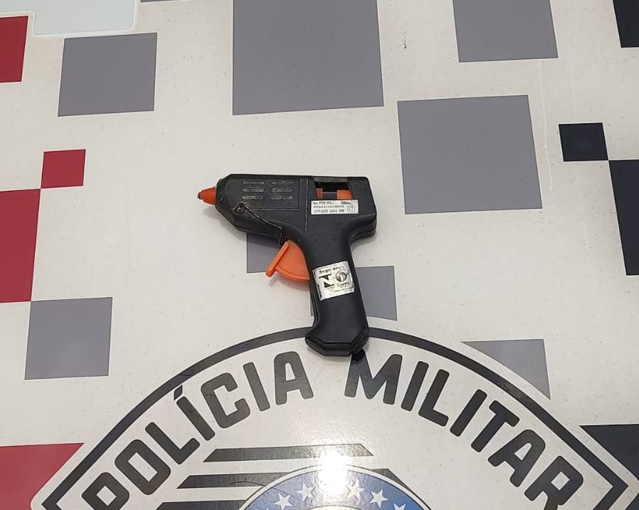 Bandido usa pistola de cola quente para assaltar caminhão de bebidas