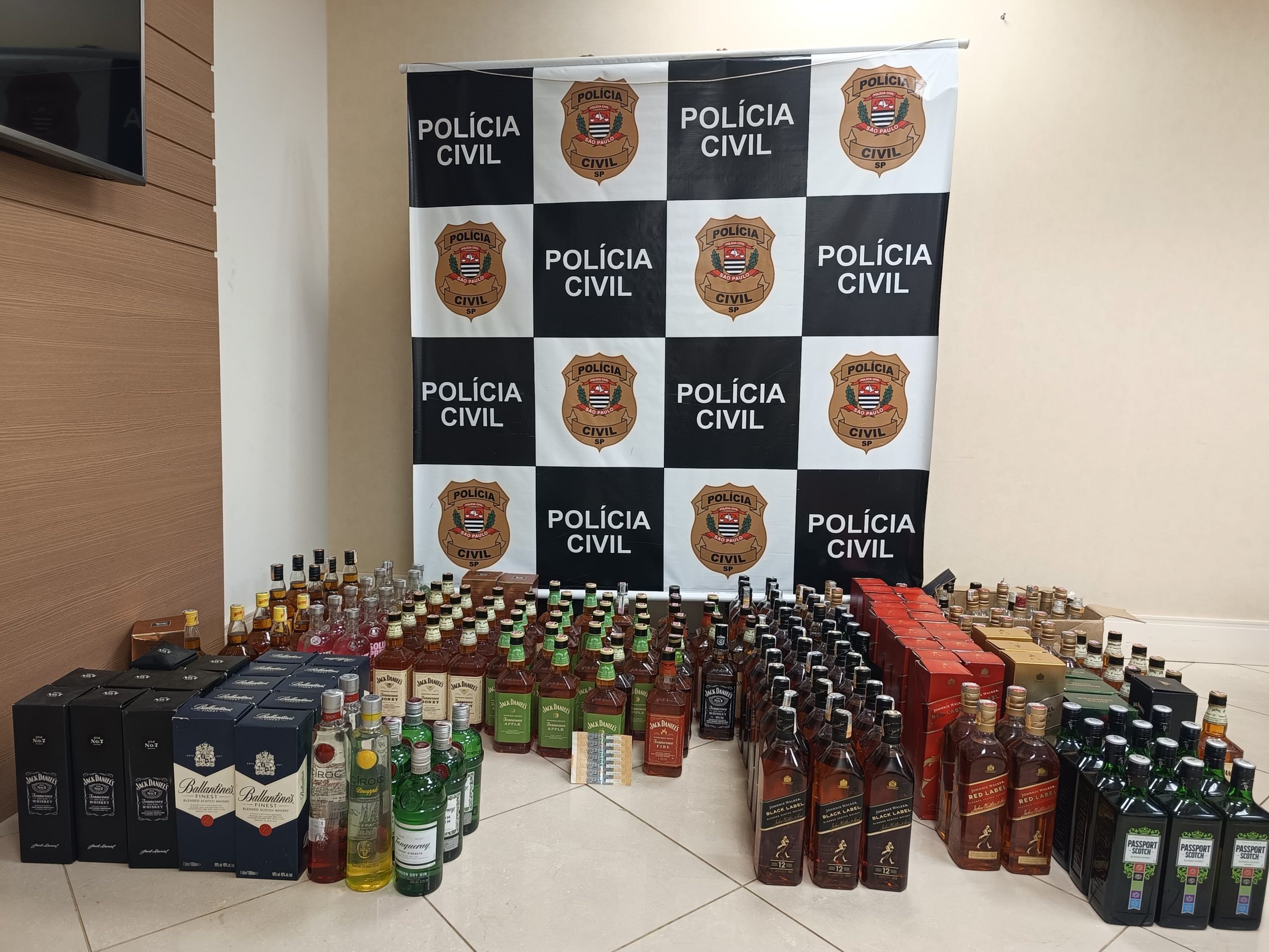 Casa era depósito de bebidas falsificadas em Sumaré; um foi preso