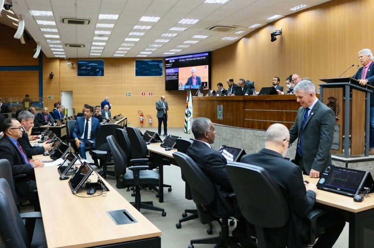 “Pacotão” de aumento de salários é retirado de pauta a pedido de líder de Governo 