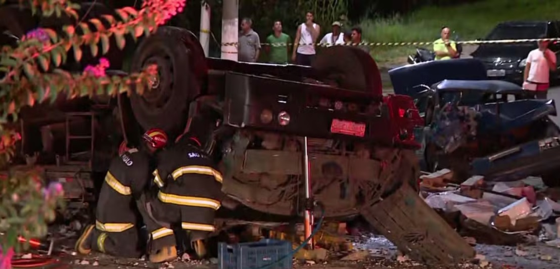 Caminhão perde controle, desce avenida, capota e motorista morre