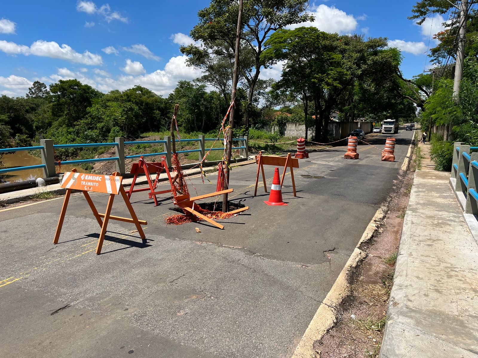 Erosão causa bloqueio em ponte recém inaugurada em Campinas