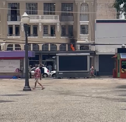 Fogo em fio de poste assusta clientes de restaurante no Largo do Rosário